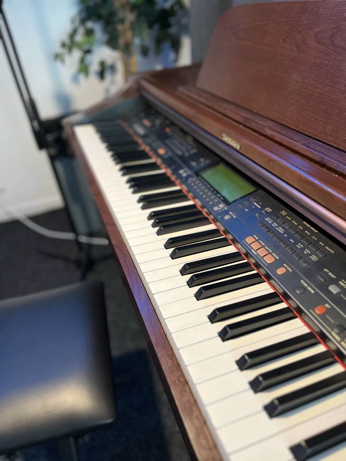 A closer look at the Technics piano.